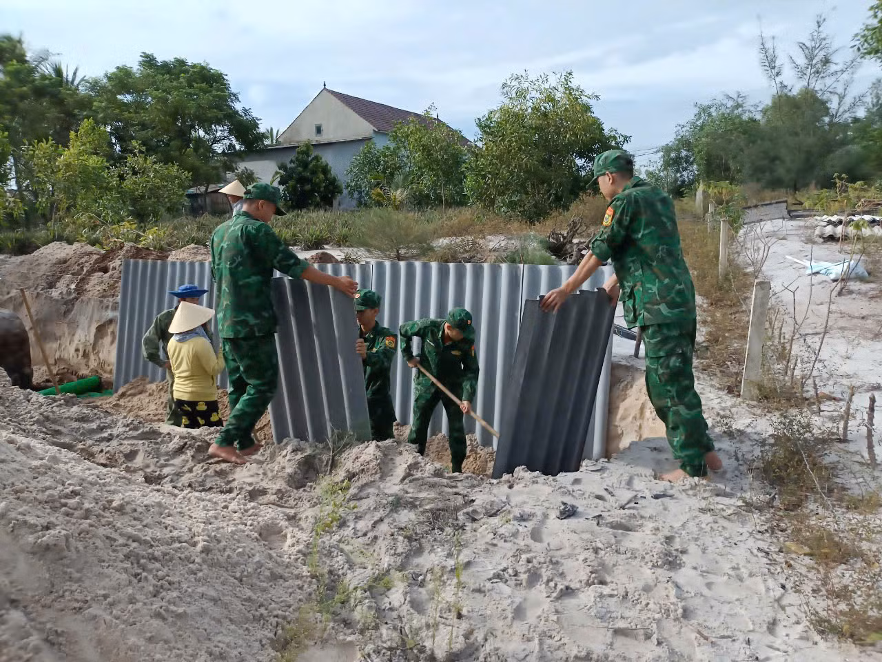 Chương trình đã đóng góp ngày công để sửa chữa nhà; xây dựng mới 3 nhà tình thương, 2 nhà “Đại đoàn kết”, 12 công trình “vệ sinh vì cộng đồng”…