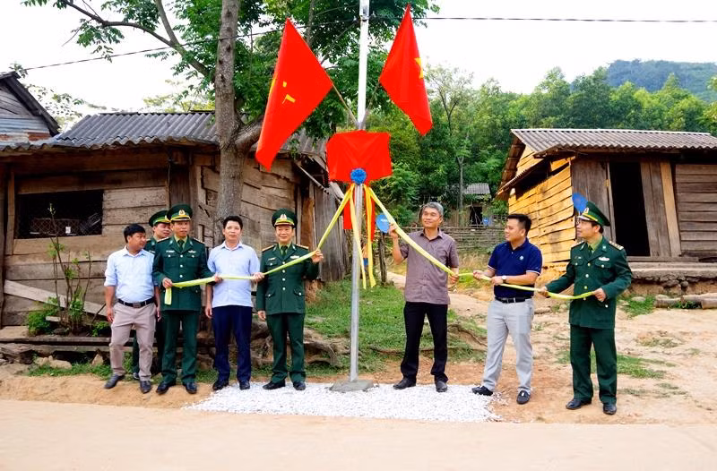 Những thôn, bản chưa có điện, cán bộ, chiến sĩ góp công, góp sức giúp nhân dân xây dựng hệ thống điện đường chạy bằng năng lượng mặt trời. Những con đường thôn, bản sáng bừng về đêm giúp dân đi lại thuận tiện, bảo đảm an ninh trật tự ở khu vực biên giới.