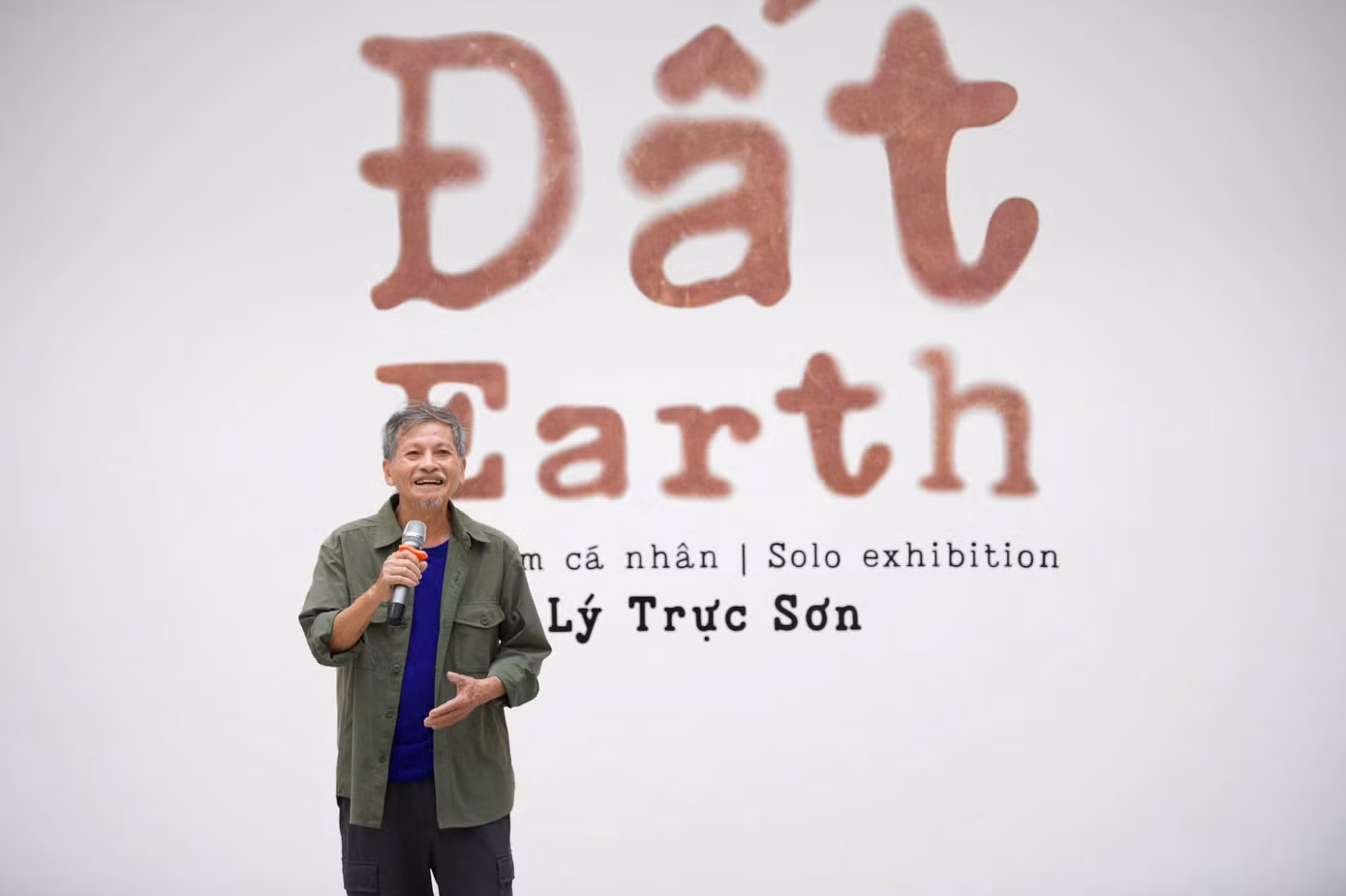 Họa sĩ Lý Trực Sơn phát biểu tại Lễ khai mạc Triển lãm “ĐẤT – EARTH”