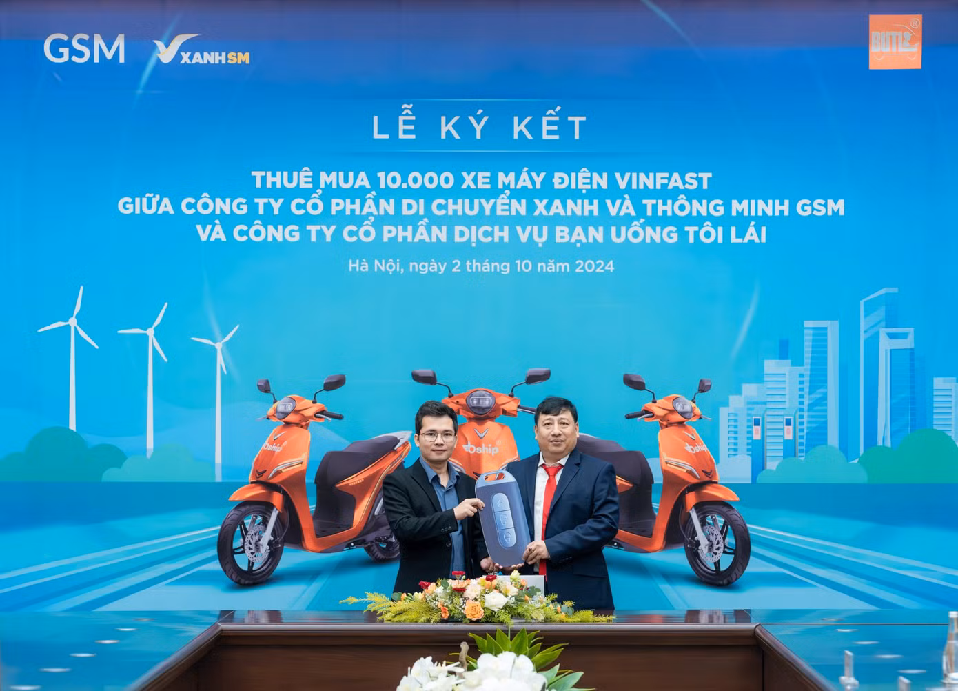 Ông Nguyễn Văn Thanh – Tổng Giám đốc Công ty GSM toàn cầu (trái) và ông Trần Nhật Trường – Tổng Giám đốc Công ty Cổ phần Dịch vụ Bạn Uống Tôi Lái (phải) tại lễ ký kết.