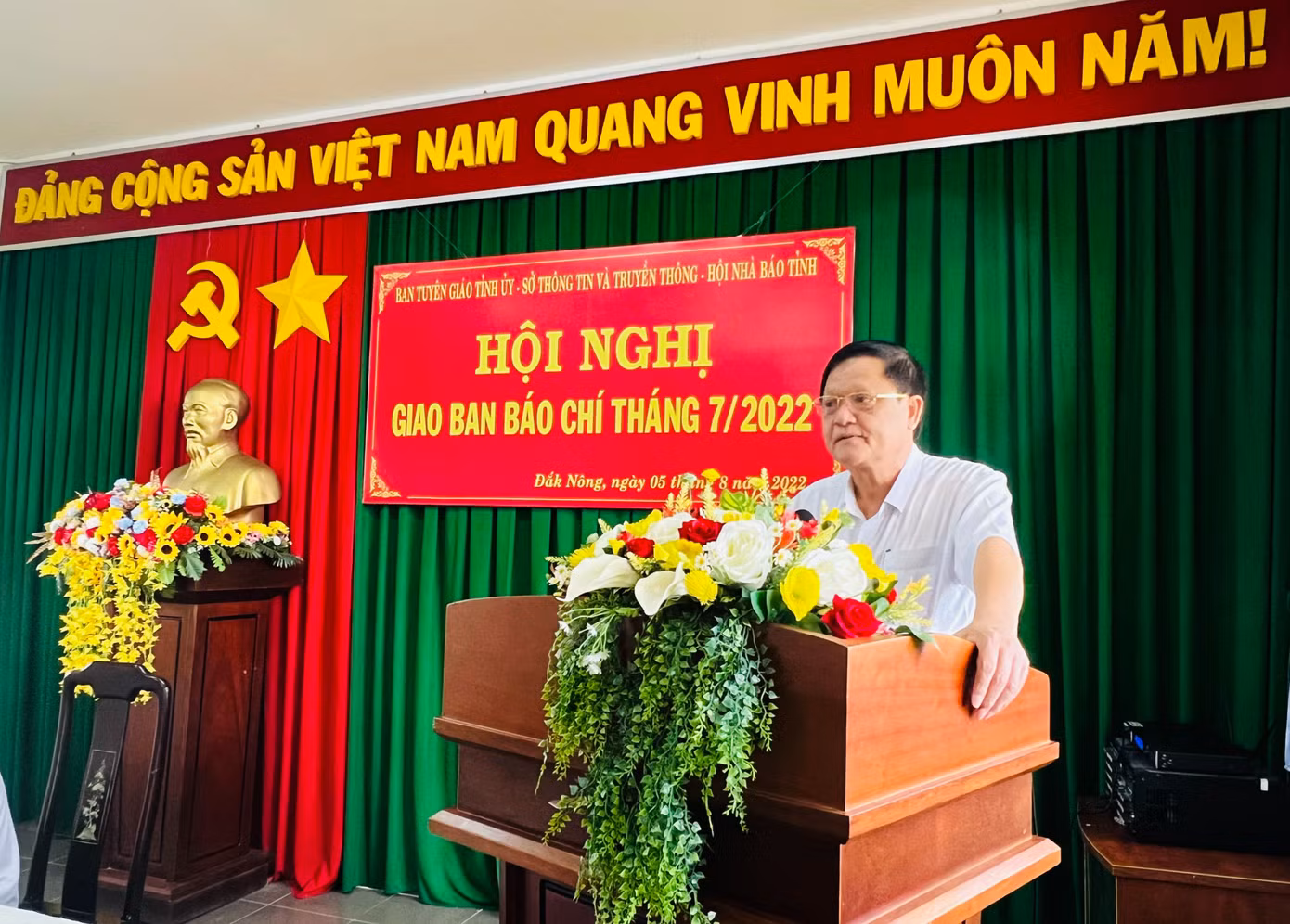 Ông Nguyễn Văn Toàn chia sẻ thông tin trong một lần giao ban báo chí