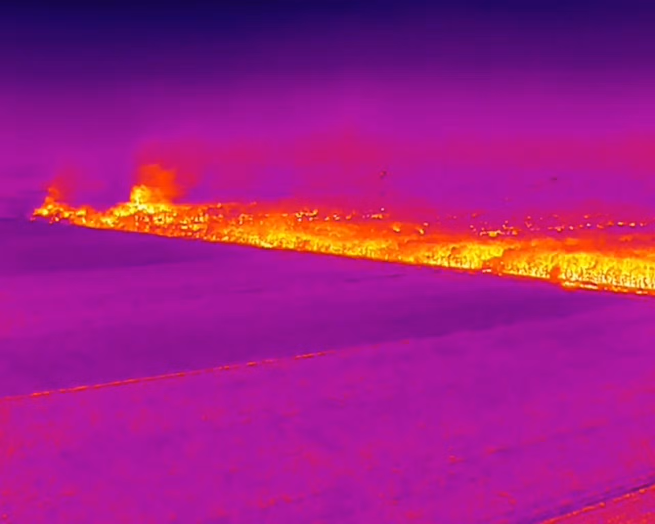 Hình ảnh flycam tầm nhiệt ghi lại vị trí cháy.