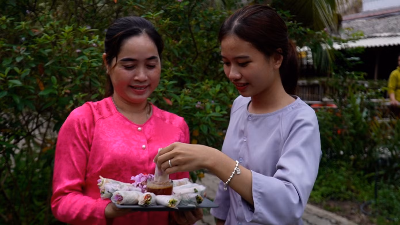 Dù chỉ là món gỏi cuốn đơn sơ kết hợp hài hòa các loại cây, hoa có sẵn ở xứ rừng, nhưng gỏi cuốn hoa mua đã chinh phục được rất nhiều thực khách trong dịp Festival tôm được tổ chức tại TP. Cà Mau vừa qua.