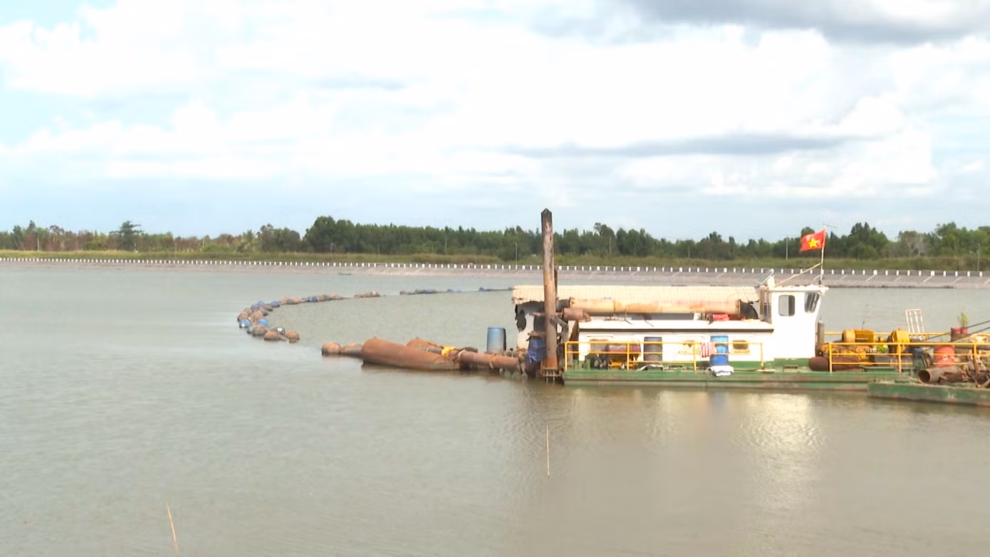 Hồ chứa nước ngọt với kinh phí hơn 248 tỷ đồng tại xã Khánh An, huyện U Minh, tỉnh Cà Mau đã hoàn thành 99% khối lượng xây dựng. Đây là công trình thuộc dự án chống chịu khí hậu bền vững và sinh kế bền vững ĐBSCL (dự án ICRSL).