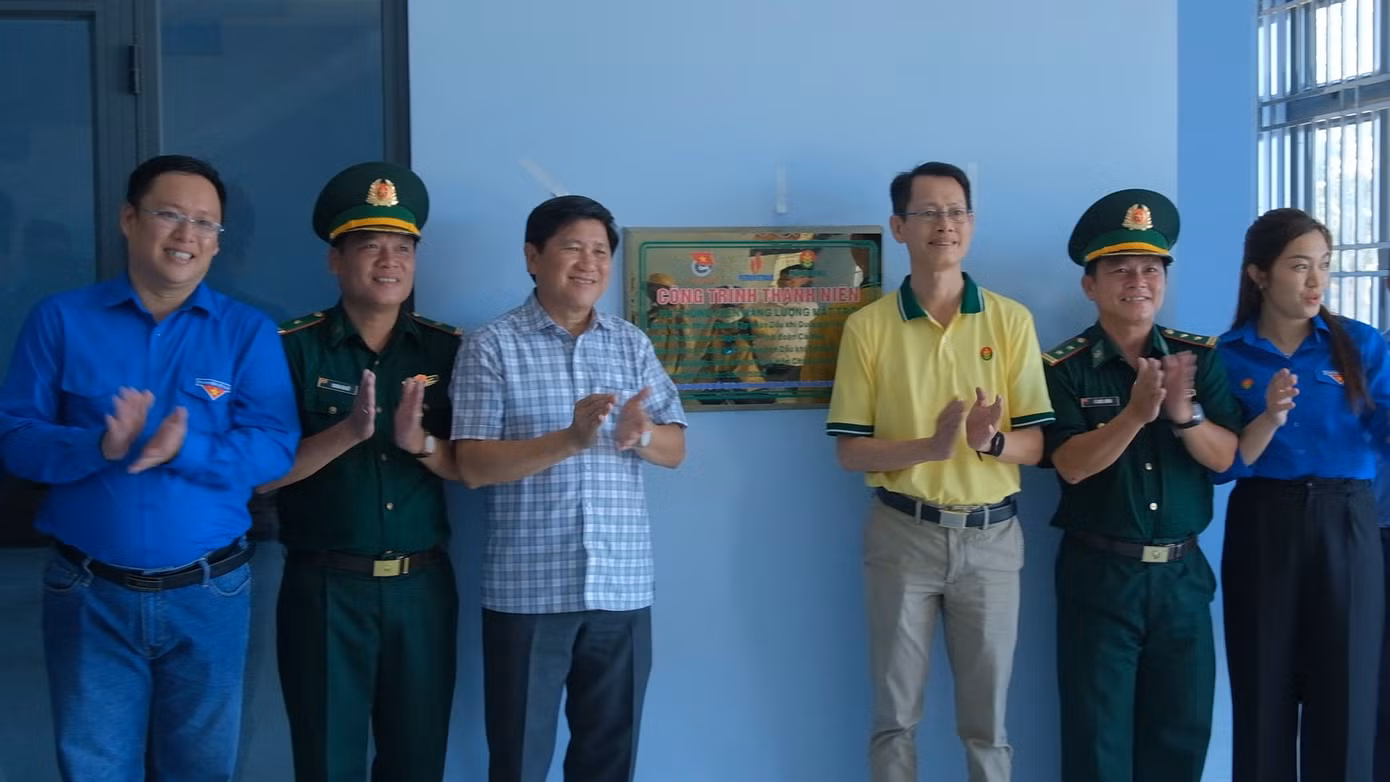 Hành trình “tuổi trẻ Cà Mau vì biển, đảo quê hương” cũng trao tặng quân và dân trên đảo Hòn Chuối hệ thống điện mặt trời tổng trị giá 250 triệu đồng.