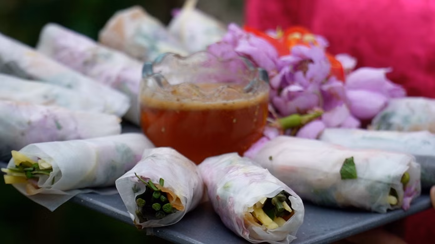 Anh Ngô Huỳnh Đảm, thực khách ở TP. Cà Mau chia sẻ: “Khi mình ăn gỏi cuốn hoa mua có độ dai của bánh phồng tôm, vị chát nhẹ của hoa mua, chua nhẹ của xoài, mát của rau sống, rau thơm tạo nên vị khác lạ. Đặc biệt, nước chấm có kết hợp giữa hoa, trái mua và mật ong, đậu phộng, rất lạ miệng”.
