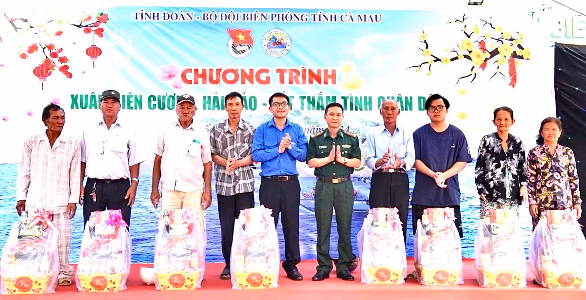 Ban tổ chức trao quà cho bà con có hoàn cảnh khó khăn trên địa bàn các xã, thị trấn ven biển huyện Trần Văn Thời.