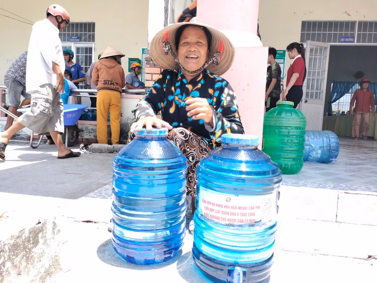 Người dân xã Biển Bạch, huyện Thới Bình phấn khởi khi được hỗ trợ nước sạch trong mùa khô hạn.
