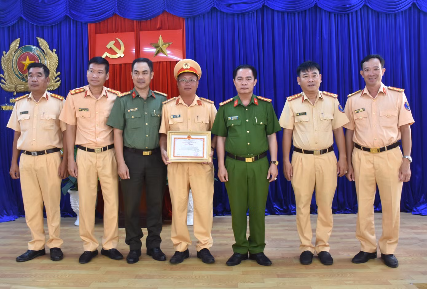 Giám đốc Công an tỉnh Bạc Liêu khen thưởng 2 thiếu tá công an vì nhặt được tài sản và trao trả lại người đánh rơi.