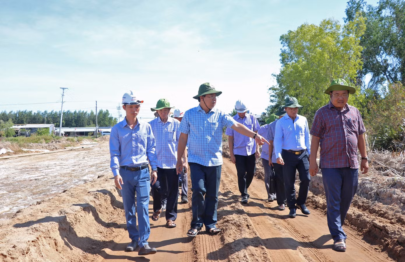 Theo phản ánh của các nhà thầu, cần sớm hoàn thành cấp phép bổ sung các mỏ mới và nâng công suất khai thác đối với các mỏ vật liệu cát sông đang khai thác. Đối với cát biển, mặc dù có trữ lượng lớn nhưng đến nay chưa hoàn thiện các thủ tục liên quan nên chưa thể khai thác đưa vào sử dụng cho các dự án.