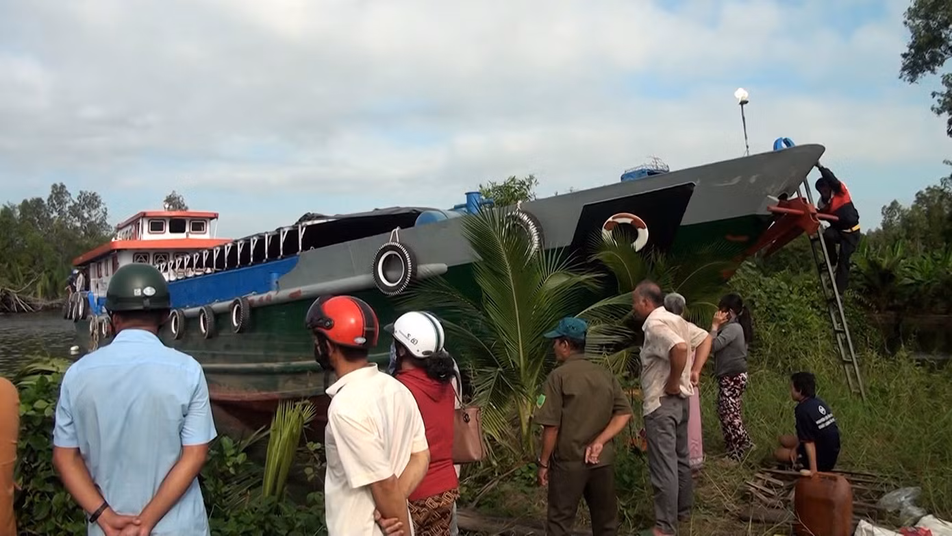 Sà lan va chạm với ghe chở vật liệu xây dựng.