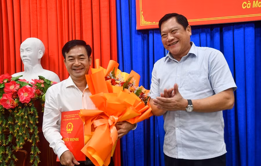 Phó Chủ tịch UBND tỉnh Lâm Văn Bi (bên phải) trao quyết định bổ nhiệm Giám đốc Sở Thông tin và Truyền thông.