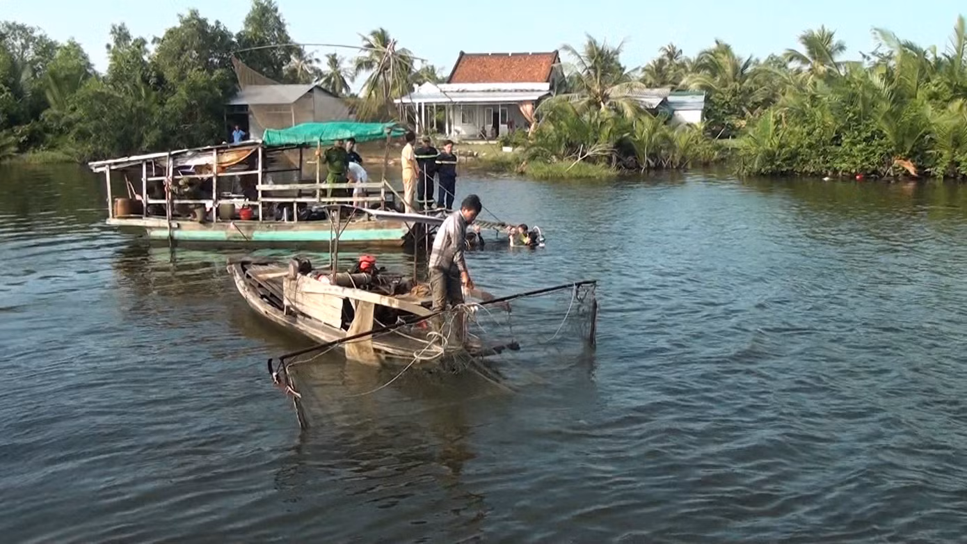 Lực lượng chức năng tích cực tìm kiếm nạn nhân.
