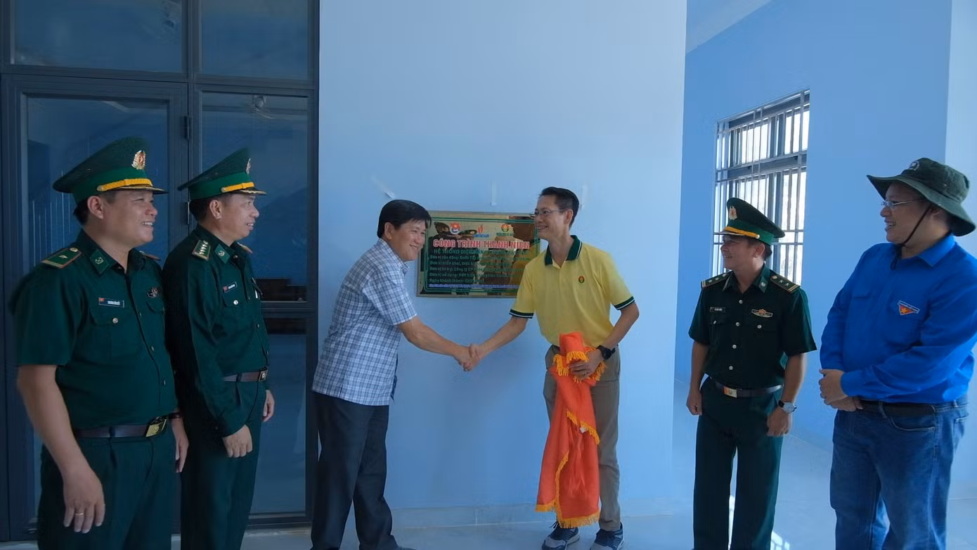 Hệ thống điện mặt trời tại Hòn Chuối có tổng công suất 5kw, gồm pin năng lượng mặt trời, pin lưu trữ, do Công ty CP Phân bón Dầu khí Cà Mau ủng hộ.