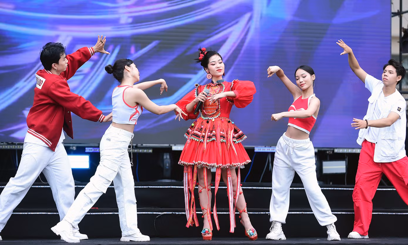 Ngay từ sáng, đông đảo sinh viên đã có mặt tại lễ hội mua sắm 'Sóng Festival 2023' và hòa mình vào không gian quy mô và sôi động với 25 gian hàng của các ngân hàng và tổ chức tín dụng còn có thêm 102 gian hàng được trang trí, trên sân khấu chính. Ban Tổ chức dành tặng 10.000 phần quà 50.000 đồng vào tài khoản bằng việc quét mã QR. Để nhận quà, khách hàng chỉ cần đăng ký thông tin qua website hoặc đăng ký trực tiếp tại 'Sóng Festival'. Ảnh: Xuân Tùng