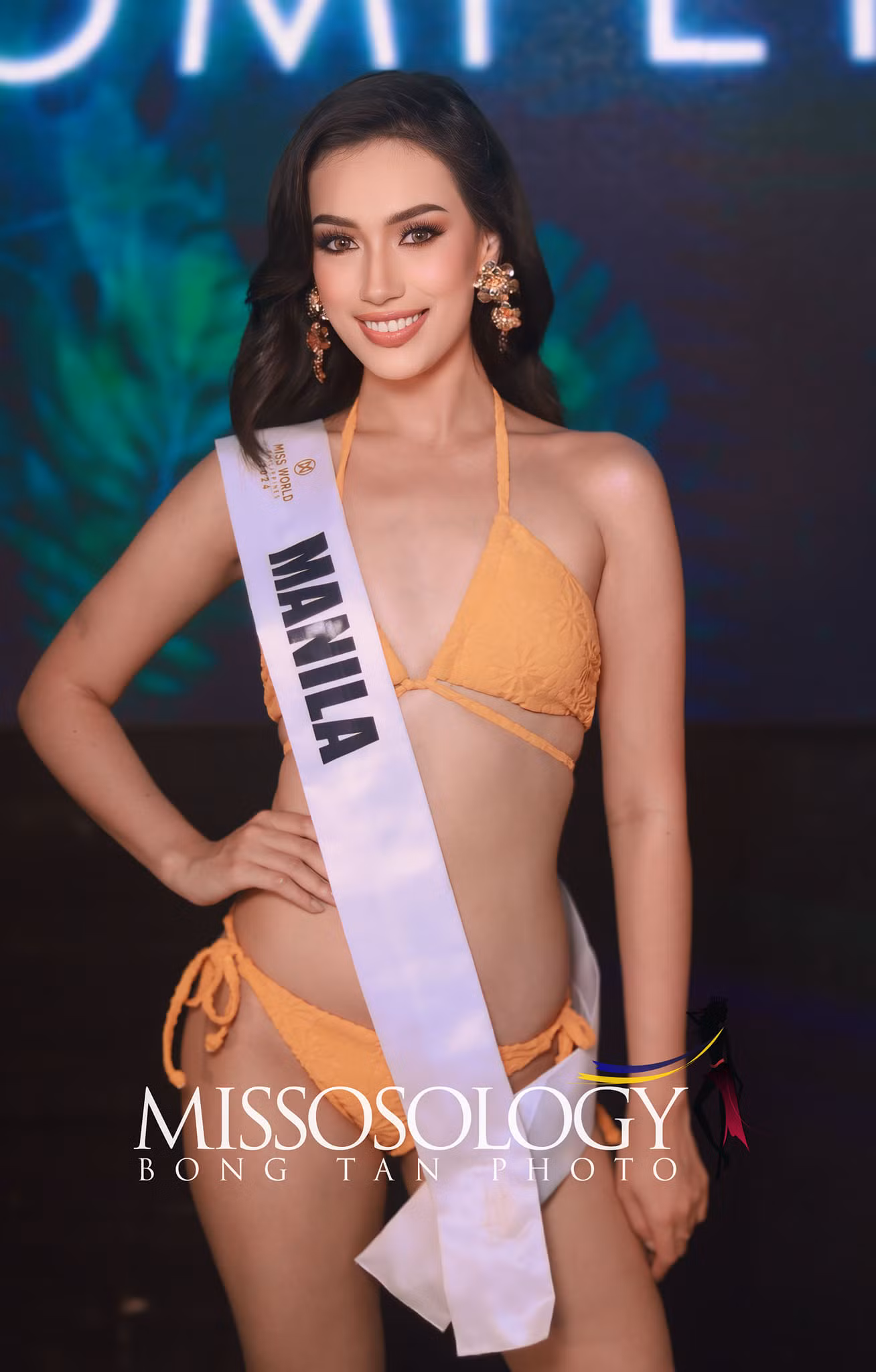 Dàn thí sinh trình diễn bikini tông màu vàng nổi bật. Thiết kế được nhận xét giúp dàn người đẹp khoe vóc dáng săn chắc.