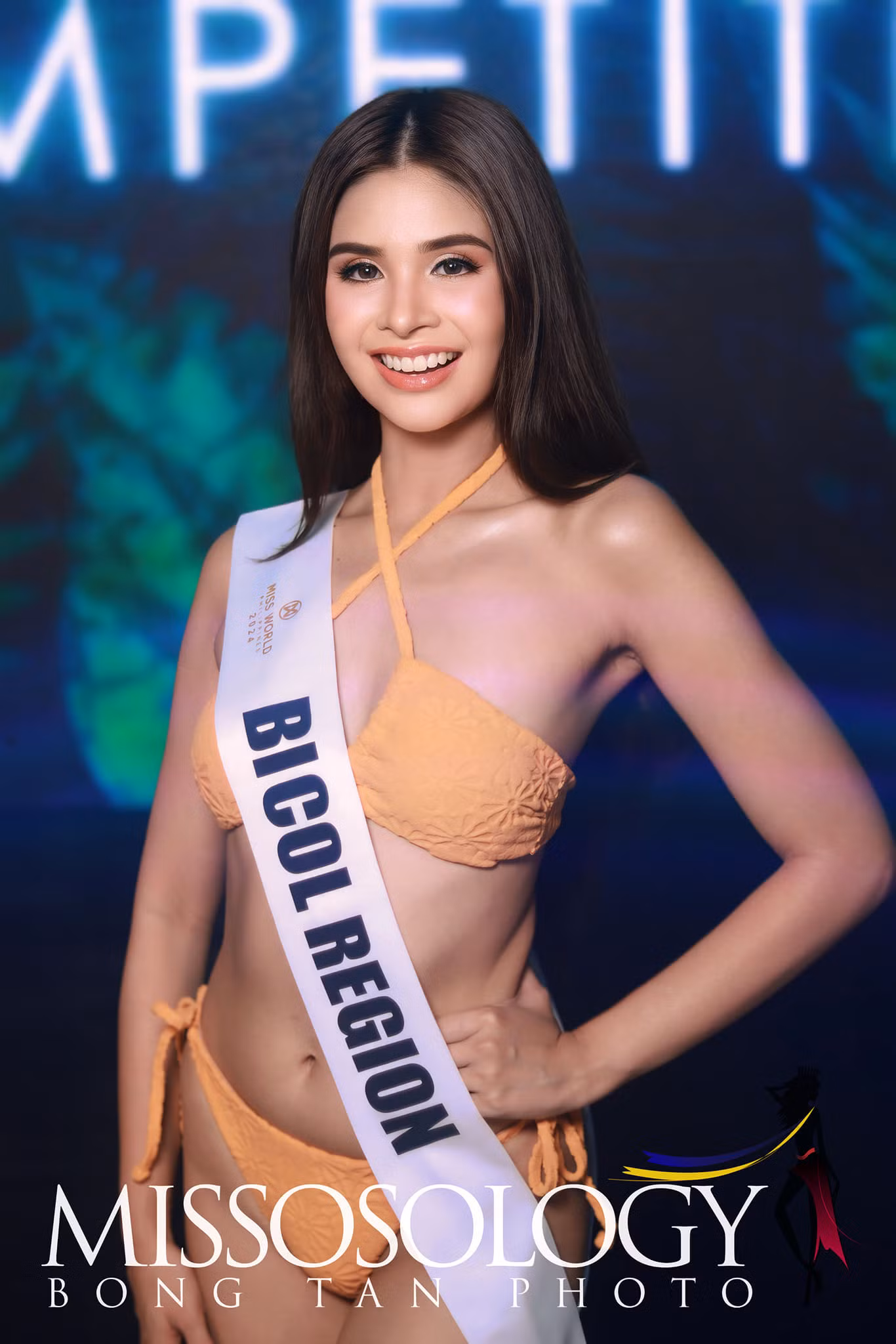 Dàn thí sinh trình diễn bikini tông màu vàng nổi bật. Thiết kế được nhận xét giúp dàn người đẹp khoe vóc dáng săn chắc.