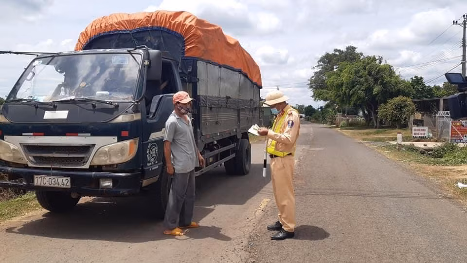 Lực lượng chức năng tại các chốt ở TP Buôn Ma Thuột kiểm tra xe 'luồng xanh' ra vào thành phố