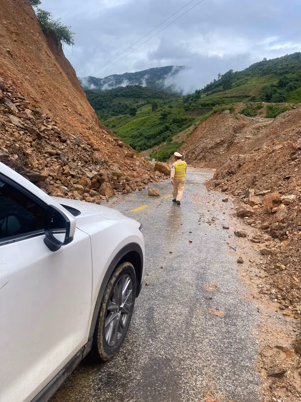 Khu vực đất đá lở ở Mường Chà.