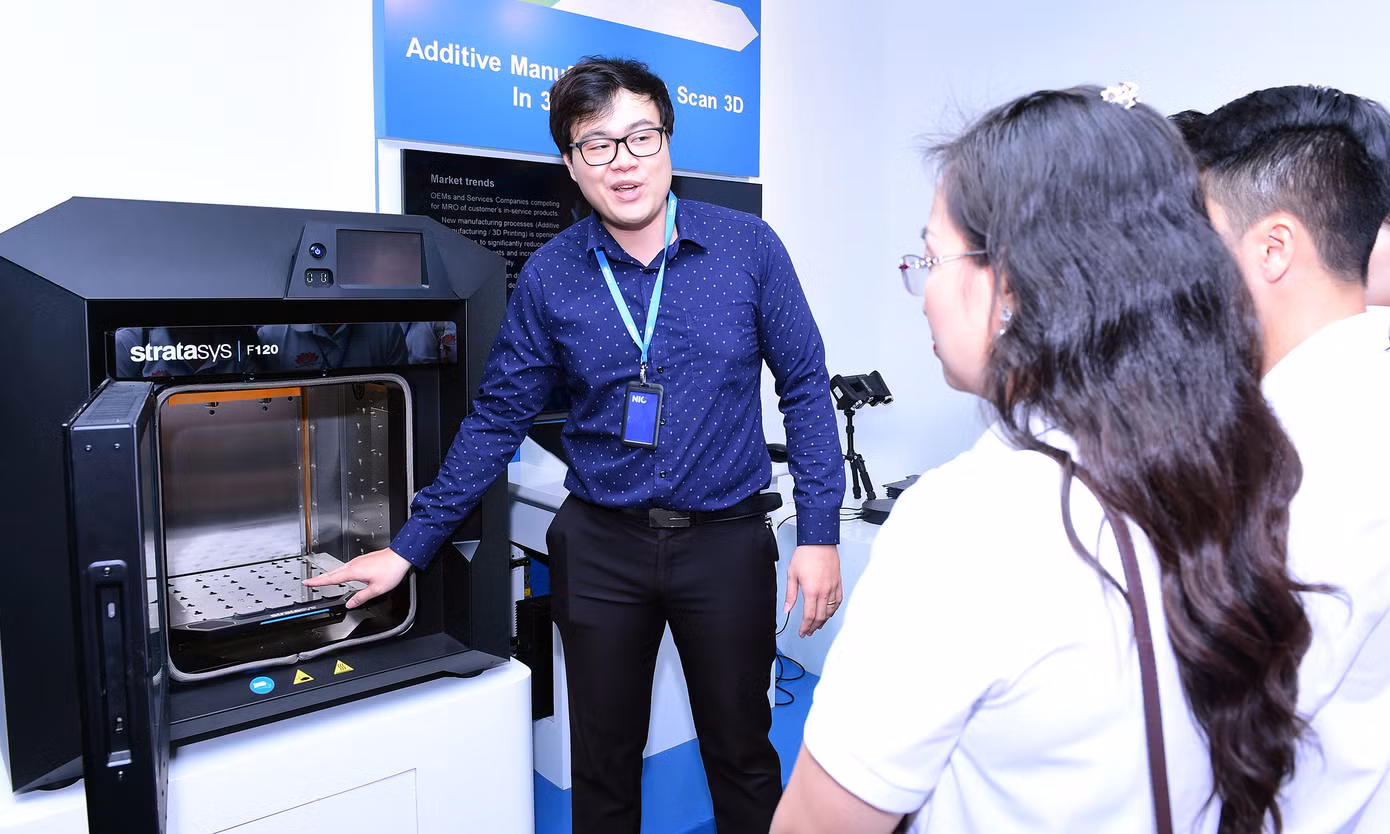 Đại biểu được nghe giới thiệu về công nghệ in 3D tại Trung tâm Đổi mới sáng tạo Quốc gia. Ảnh: Xuân Tùng