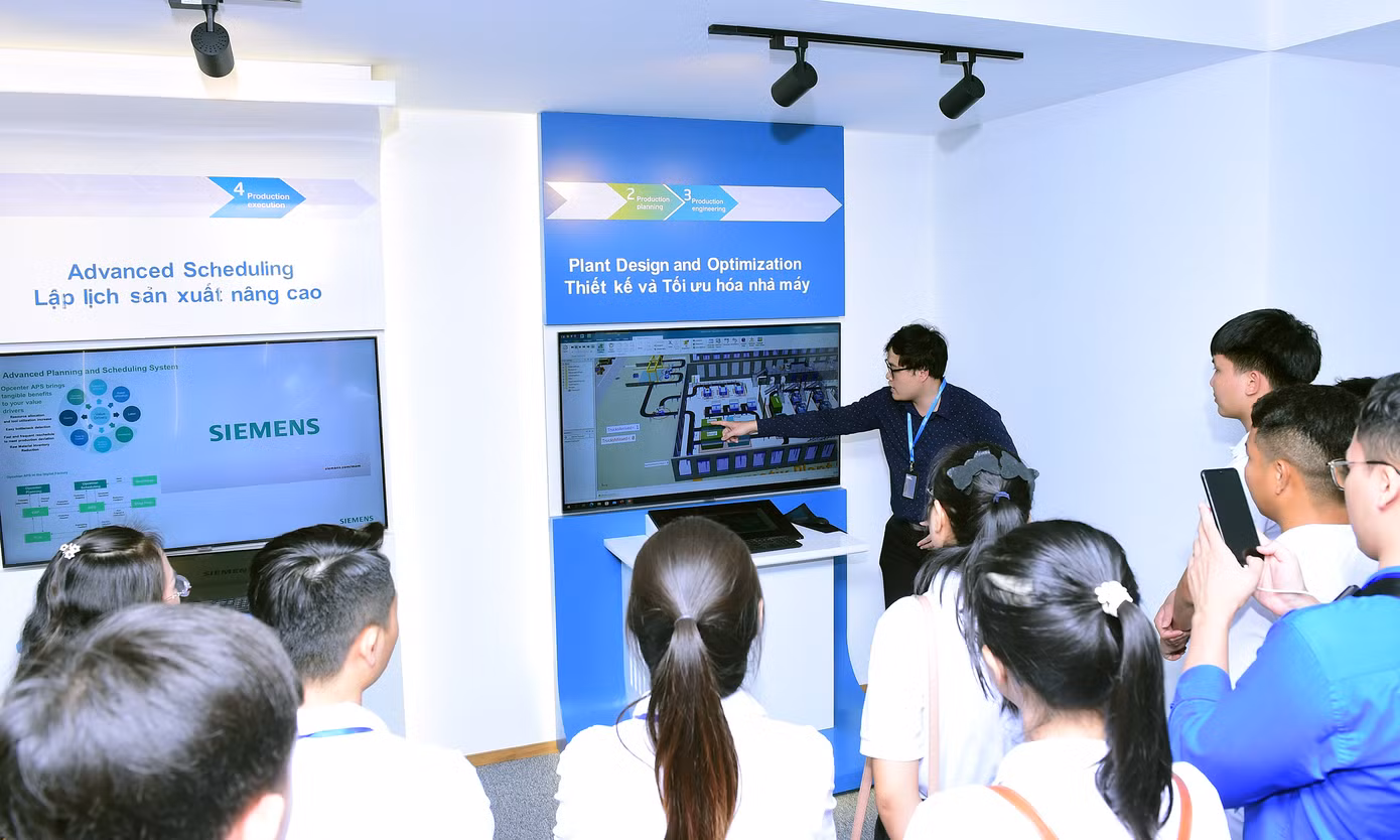 Đại biểu Thanh niên tiên tiến làm theo lời Bác tham quan, trải nghiệm tại Trung tâm Đổi mới sáng tạo Quốc gia (NIC). Ảnh: Xuân Tùng