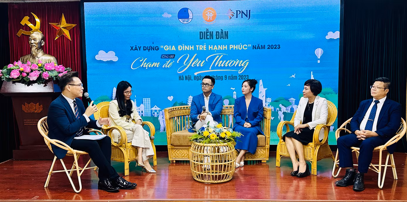 Các chuyên gia, khách mời chia sẻ tại diễn đàn. Ảnh: Xuân Tùng