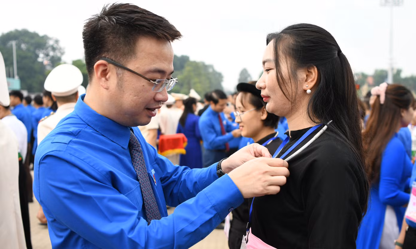 Anh Nguyễn Tường Lâm - Bí thư T.Ư Đoàn trao Huy hiệu Thanh niên tiên tiến làm theo lời Bác cho gương tiêu biểu.