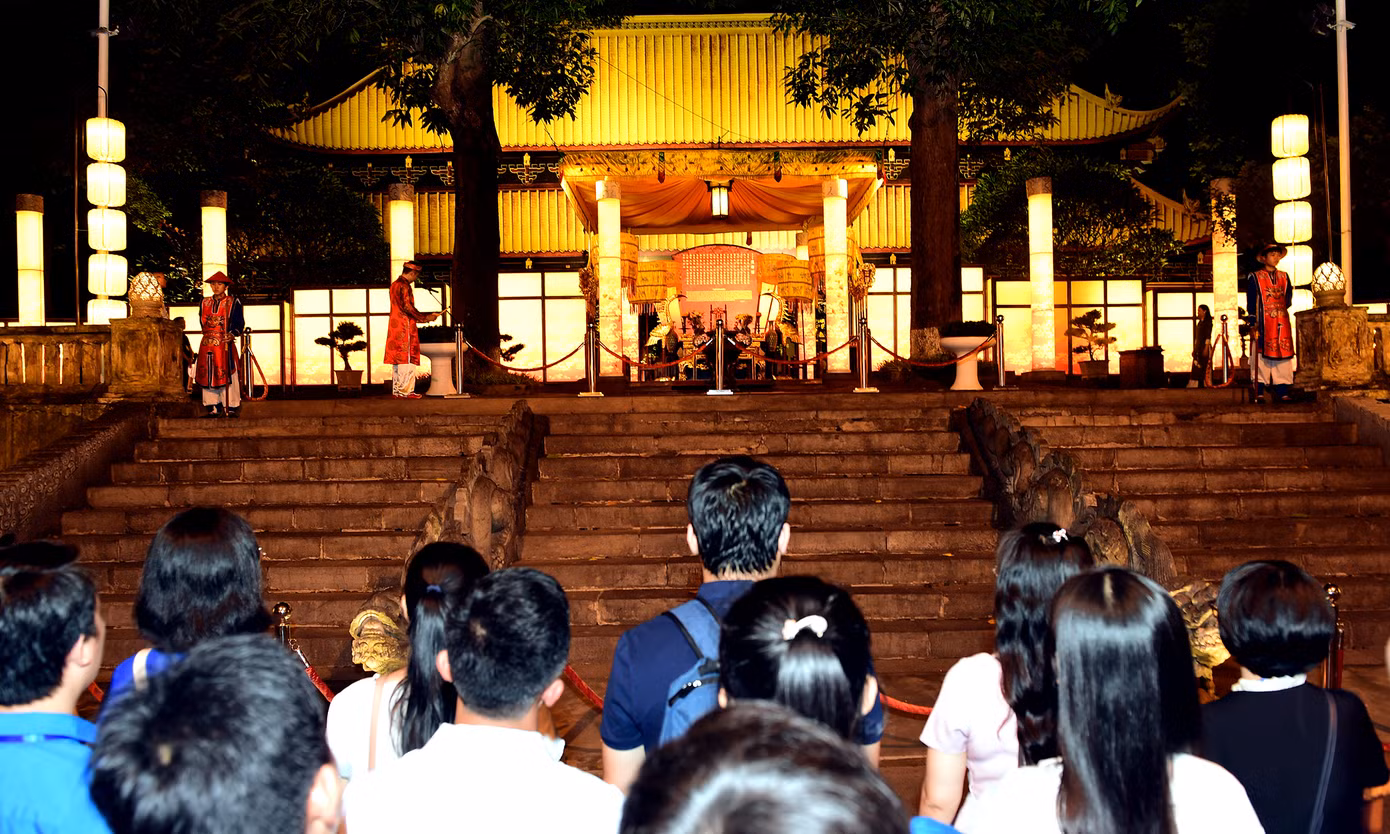 Tại Điện Kính Thiên, các đại biểu đã dâng hương tưởng nhớ Đức vua Lý Thái Tổ và các vị tiên đế đã có công khai sáng Kinh thành Thăng Long, dựng xây non sông Đại Việt; cầu cho quốc thái dân an, muôn nhà hạnh phúc, mọi người bình an.