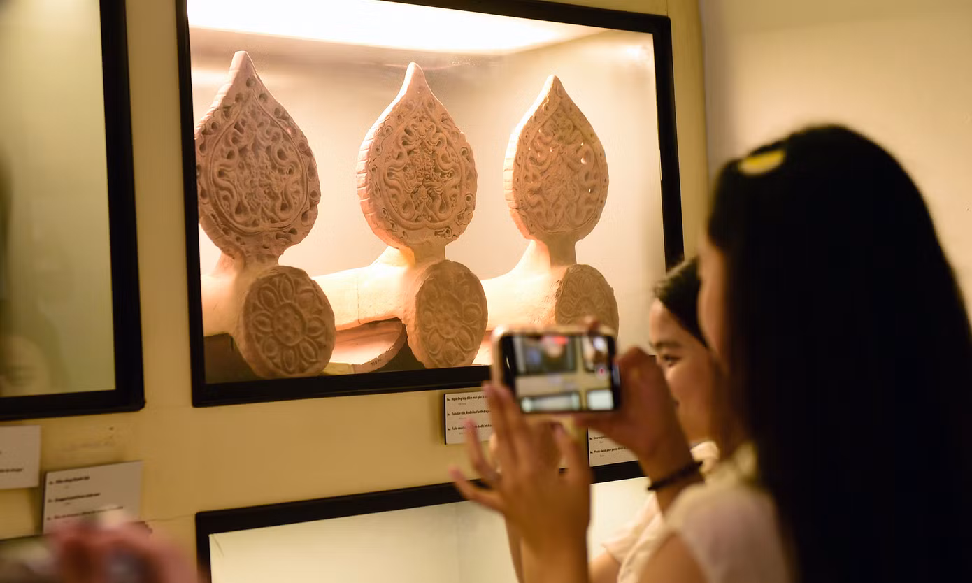Nhiều đại biểu chia sẻ, đây là lần đầu được trải nghiệm Tour đêm Giải mã Hoàng thành Thăng Long, được ngắm nhìn hiện vật lịch sử gắn với Hoàng thành Thăng Long, được chế tác tinh xảo. Cùng với sự thuyết minh, giới thiệu của các hướng dẫn viên, các bạn trẻ hiểu và tự hào thêm về Thăng Long - Hà Nội nghìn năm văn hiến, về lịch sử, văn hóa của dân tộc.
