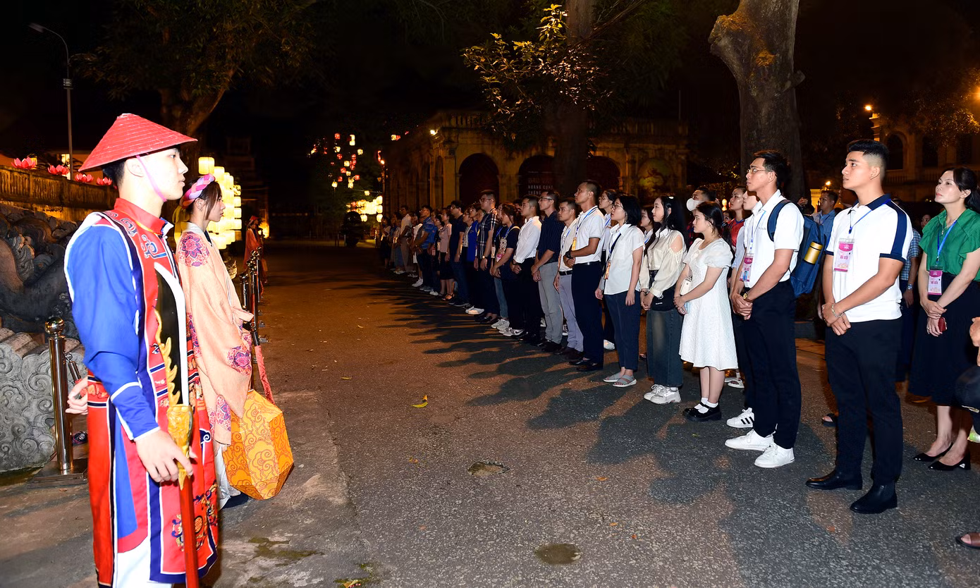 Tại Điện Kính Thiên, các đại biểu đã dâng hương tưởng nhớ Đức vua Lý Thái Tổ và các vị tiên đế đã có công khai sáng Kinh thành Thăng Long, dựng xây non sông Đại Việt; cầu cho quốc thái dân an, muôn nhà hạnh phúc, mọi người bình an.