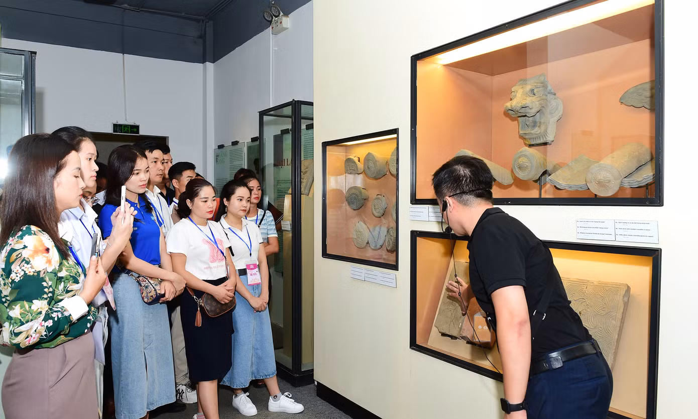Tiếp đến, các đại biểu đã tham quan không gian trưng bày ý nghĩa và độc đáo của Hoàng thành Thăng Long với chiều dài lịch sử 1.300 năm, chiêm ngưỡng những cổ vật quý giá và đặc sắc với chủ đề “Thăng Long Hà Nội - Lịch sử nghìn năm từ lòng đất” tại nhà trưng bày.