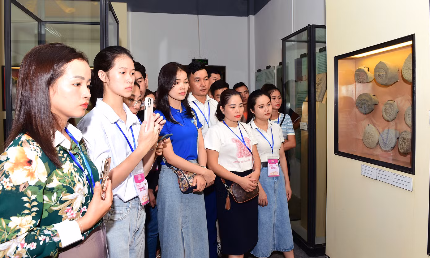 Nguyễn Phương Linh (áo trắng, thứ hai từ trái sang) tham gia tour đêm "Giải mã Hoàng thành Thăng Long" vào tối 25/9, trong khuôn khổ hoạt động của Đại hội. Ảnh: Xuân Tùng