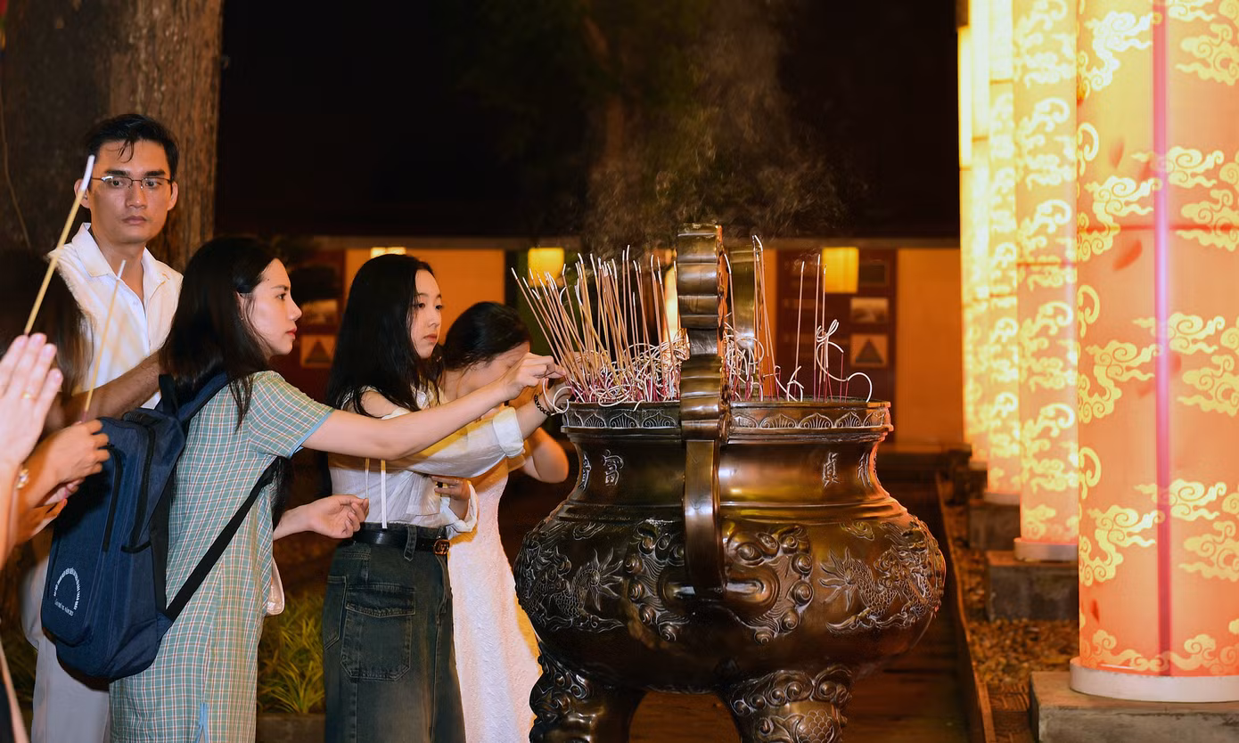 Tại Điện Kính Thiên, các đại biểu đã dâng hương tưởng nhớ Đức vua Lý Thái Tổ và các vị tiên đế đã có công khai sáng Kinh thành Thăng Long, dựng xây non sông Đại Việt; cầu cho quốc thái dân an, muôn nhà hạnh phúc, mọi người bình an.