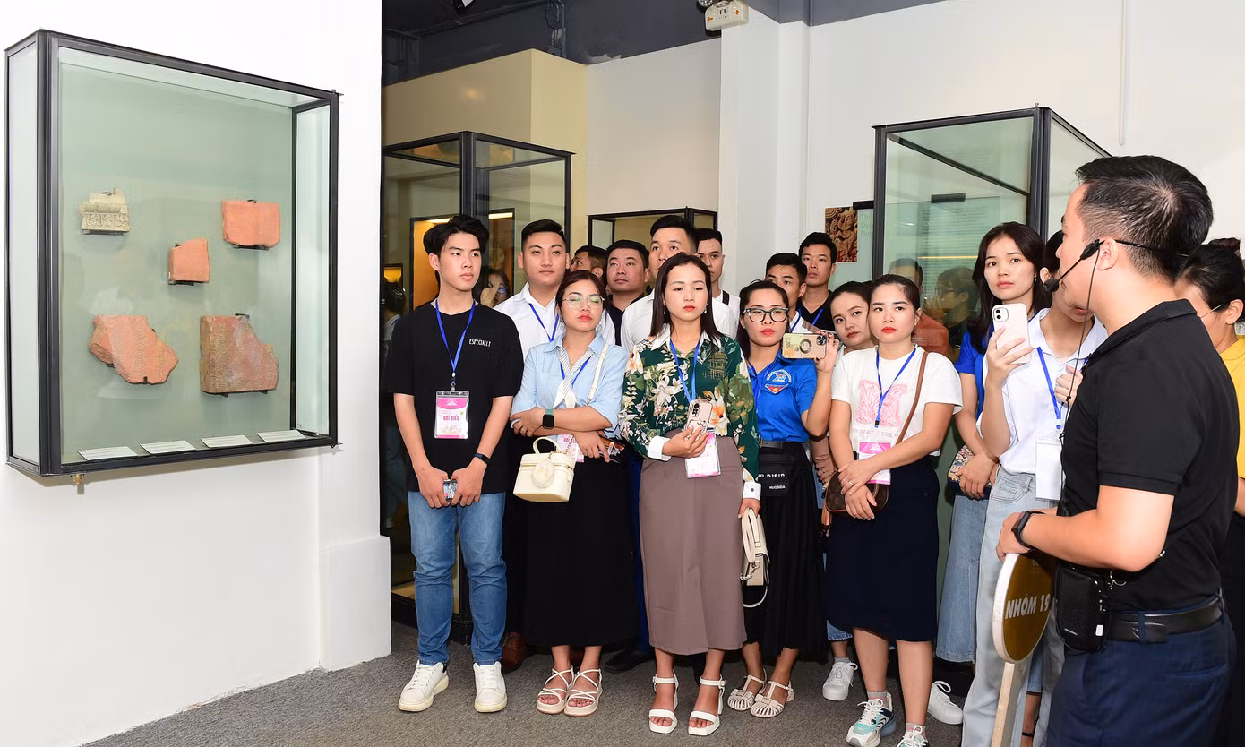 Nhiều đại biểu chia sẻ, đây là lần đầu được trải nghiệm Tour đêm Giải mã Hoàng thành Thăng Long, được ngắm nhìn hiện vật lịch sử gắn với Hoàng thành Thăng Long, được chế tác tinh xảo. Cùng với sự thuyết minh, giới thiệu của các hướng dẫn viên, các bạn trẻ hiểu và tự hào thêm về Thăng Long - Hà Nội nghìn năm văn hiến, về lịch sử, văn hóa của dân tộc.
