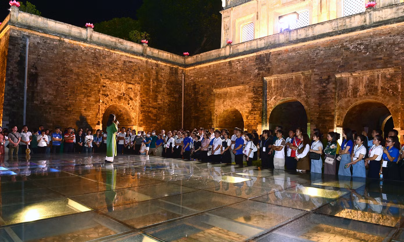 Bước qua Đoan Môn, các đại biểu được trải nghiệm không gian Hoàng cung Thăng Long xưa, được thưởng thức tiết mục múa cổ trên mặt kính hố khai quật khảo cổ với hiệu ứng ánh sáng. Hướng dẫn viên đã giới thiệu về hố khai quật khảo cổ học phát lộ các tầng lớp văn hóa chồng xếp lên nhau, với dấu tích của 3 triều đại Lý, Trần, Lê.