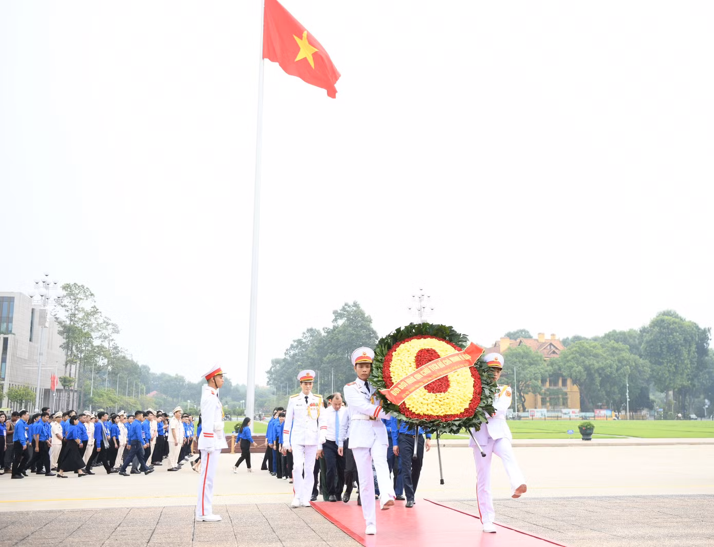 Đoàn đại biểu Đại hội Thanh niên tiên tiến làm theo lời Bác lần thứ VII vào Lăng viếng Chủ tịch Hồ Chí Minh.