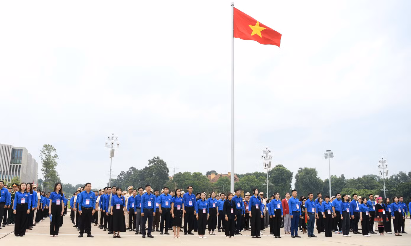 Các đại biểu tề tựu tại Quảng trường Ba Đình tham dự Lễ báo công dâng Bác.
