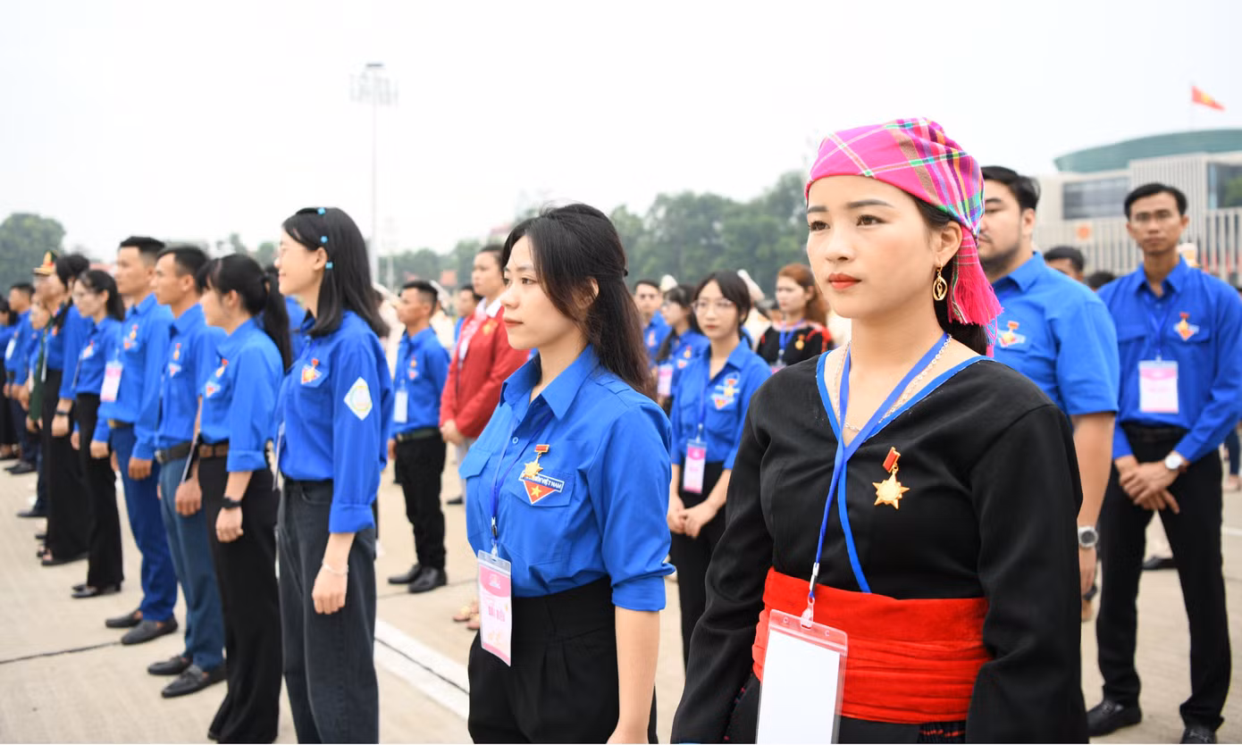 Các đại biểu vinh dự nhận Huy hiệu Thanh niên tiến làm theo lời Bác.