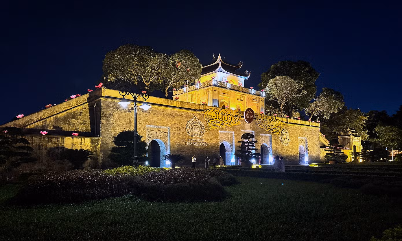 Trong khuôn khổ chương trình Đại hội Thanh niên tiên tiến làm theo lời Bác lần thứ VII năm 2023, tối 25/9, các đại biểu từ nhiều miền Tổ quốc tề tựu tại Khu Di tích Quốc gia đặc biệt Hoàng thành Thăng Long (Hà Nội) để tham quan, trải nghiệm "Tour đêm Giải mã Hoàng thành Thăng Long".