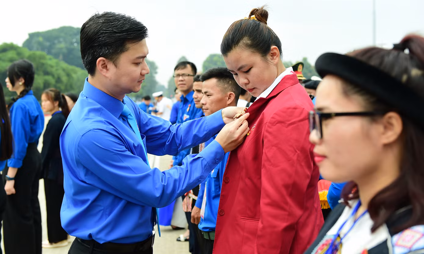 Anh Nguyễn Minh Triết - Bí thư T.Ư Đoàn, Chủ tịch T.Ư Hội Sinh viên Việt Nam trao Huy hiệu Thanh niên tiên tiến làm theo lời Bác cho gương tiêu biểu.