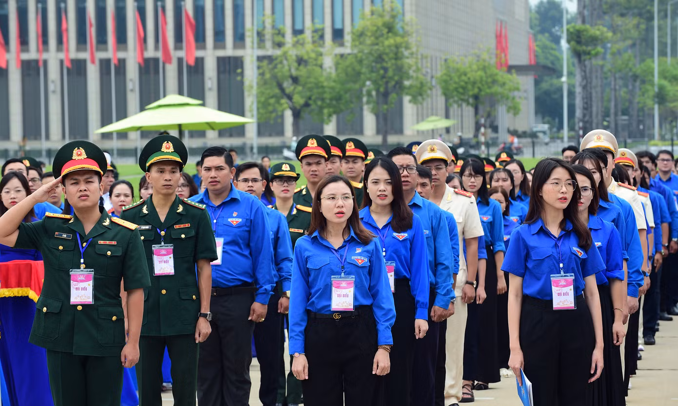 Đại biểu thanh niên tiến làm theo lời Bác tham dự nghi lễ chào cờ.
