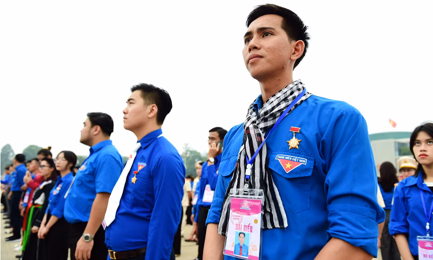 Các đại biểu vinh dự nhận Huy hiệu Thanh niên tiến làm theo lời Bác.