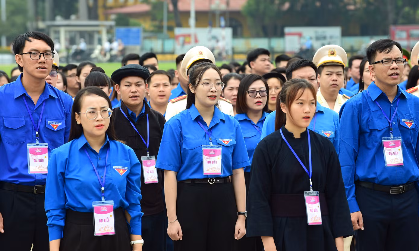 Đại biểu thanh niên tiến làm theo lời Bác tham dự nghi lễ chào cờ.