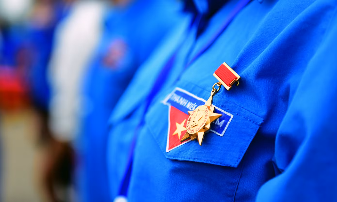 Các đại biểu vinh dự nhận Huy hiệu Thanh niên tiến làm theo lời Bác.