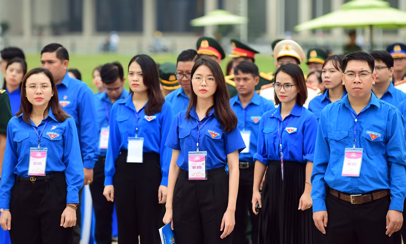 Đại biểu thanh niên tiến làm theo lời Bác tham dự nghi lễ chào cờ.