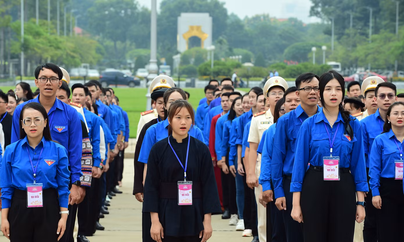 Đại biểu thanh niên tiến làm theo lời Bác tham dự nghi lễ chào cờ.