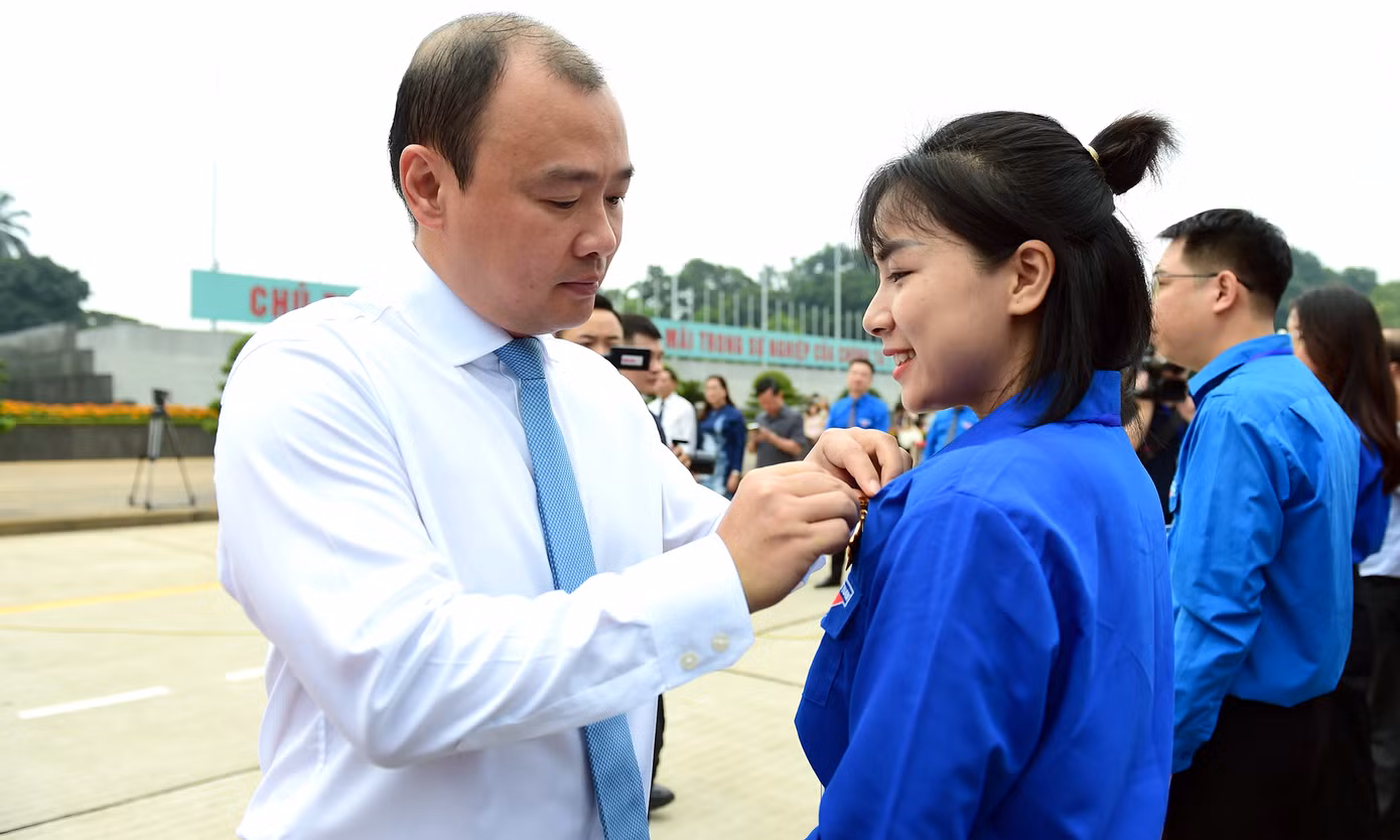 Ông Lê Hải Bình - Ủy viên dự khuyết T.Ư Đảng, Phó Trưởng ban Tuyên giáo T.Ư trao Huy hiệu Thanh niên tiên tiến làm theo lời Bác cho gương tiêu biểu.