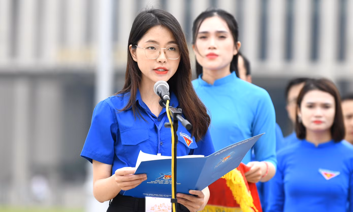 Đại biểu Nguyễn Thị Châu Anh phát biểu báo công.