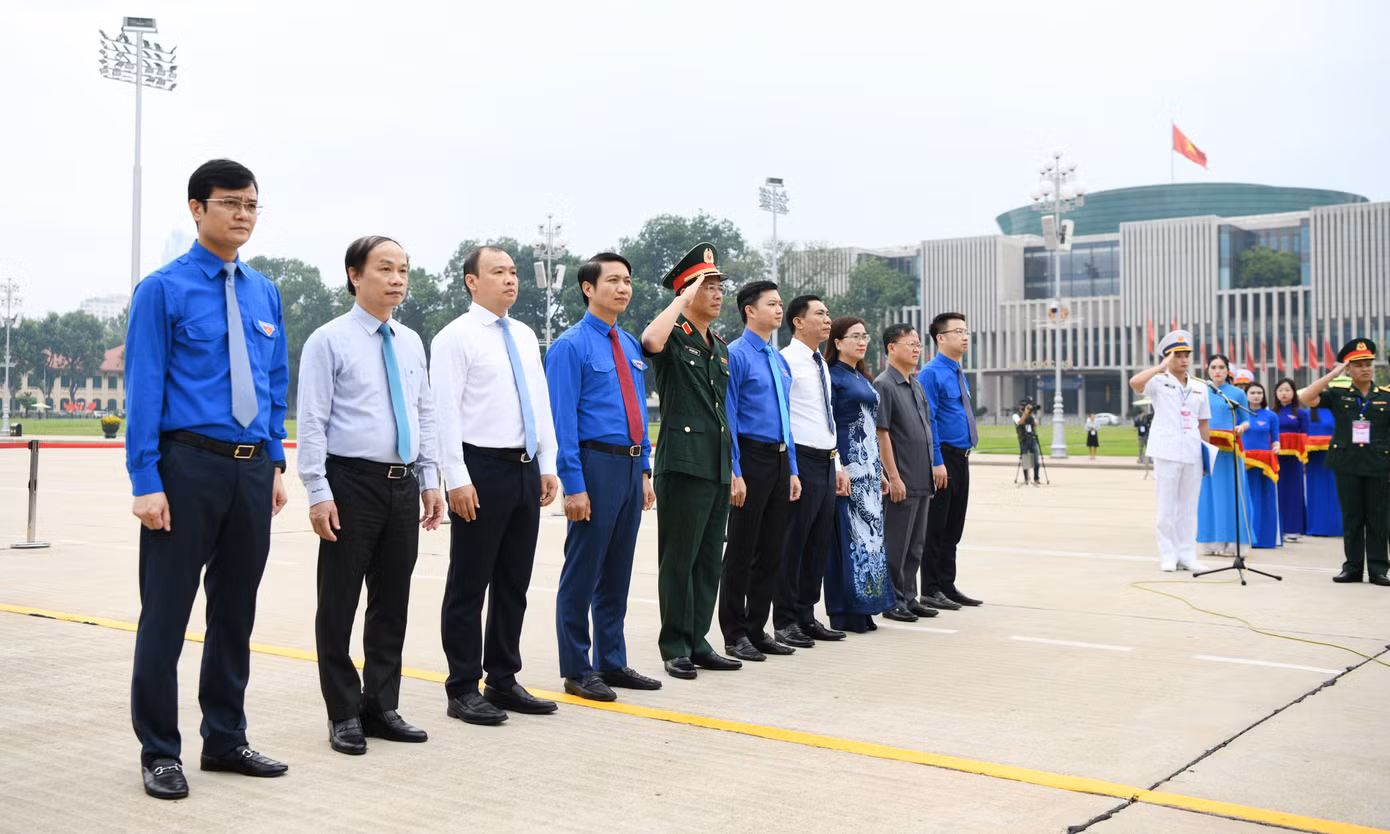 Các đại biểu tham dự lễ báo công.