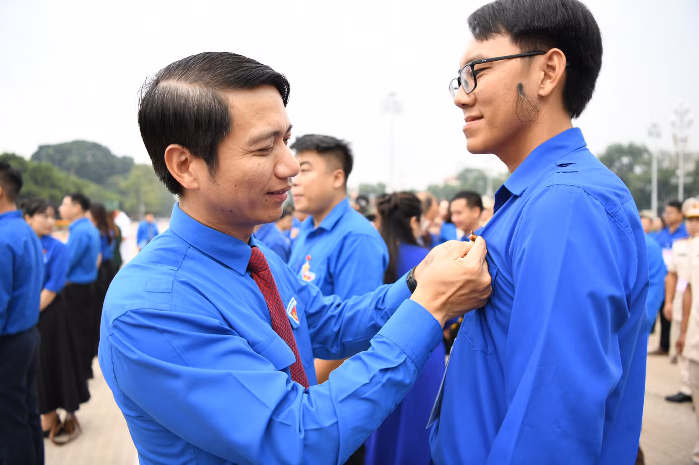 Anh Nguyễn Ngọc Lương - Bí thư thường trực T.Ư Đoàn, Chủ tịch T.Ư Hội LHTN Việt Nam trao Huy hiệu Thanh niên tiên tiến làm theo lời Bác cho gương tiêu biểu.